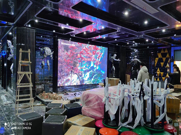 曲松室内P2.5全彩显示屏